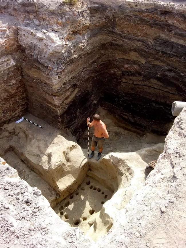 На Рівненщині розкопали старовинну кераміку (ФОТОФАКТ)
