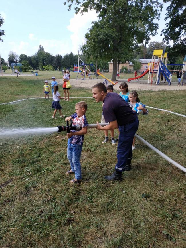 На Рівненщині рятувальники влаштували акцію для дітей (ФОТО)