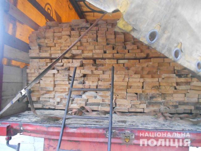 На Рівненщині у двох вантажівках виявили незаконний ліс