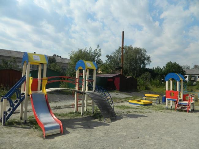 На Рівненщині встановили новенький дитячий майданчик (ФОТО)