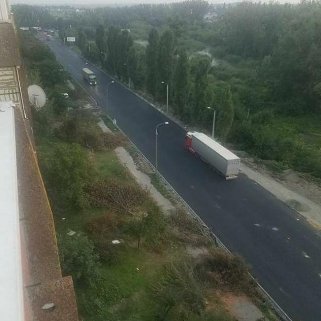У Рівному на Макарова знову їздять вантажівки (Фотофакт)