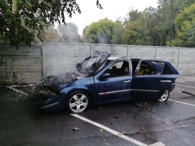 Біля автовокзалу у Рівному згорів автомобіль (ФОТО)