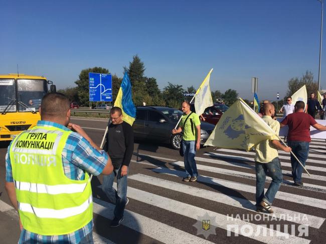 На Рівненщині активісти організували акцію на дорозі (ФОТО)