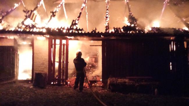 На Рівненщині вщент згоріла господарча будівля (ФОТО)