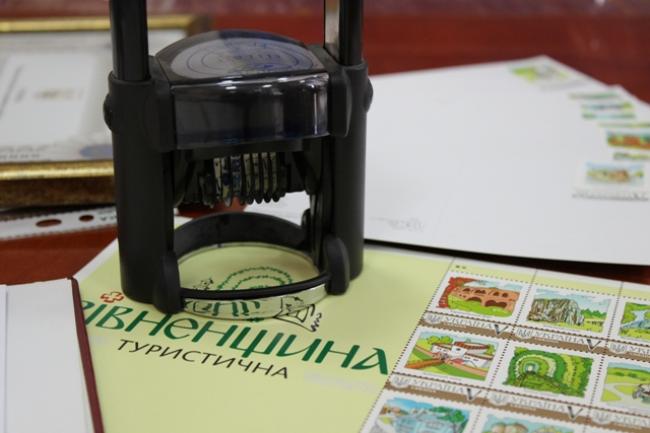 Презентували власні поштові марки Рівненщини (ФОТО)