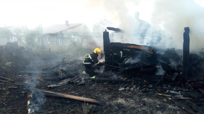 На Рівненщині згоріла господарча будівля (фото)