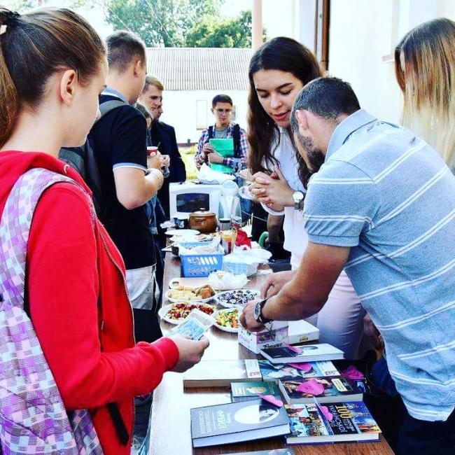 На Рівненщині зібрали кошти, потрібні для закупівлі книг для дітей з Луганщини (ФОТО)