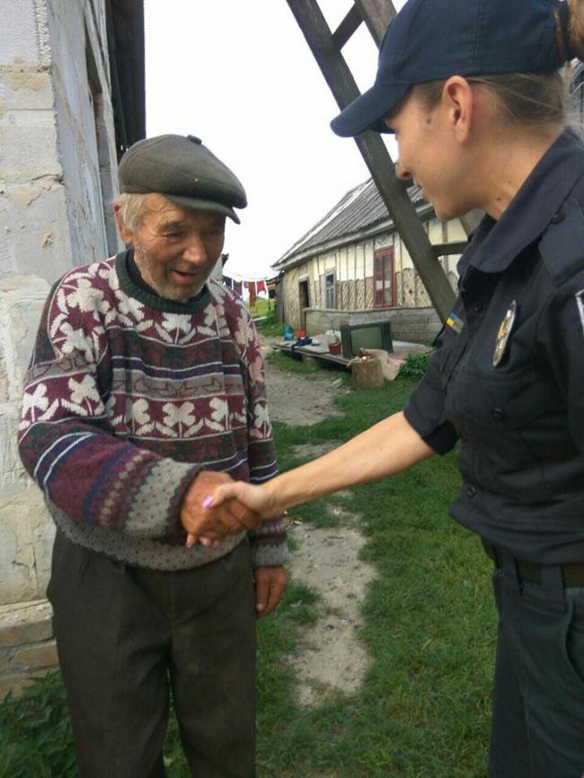 Рівненські поліцейські відшукали родичів ветерана УПА, що загубився (ФОТО)