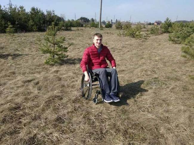 Рівнян просять допомогти паралізованому хлопцю встати на ноги (ФОТО)