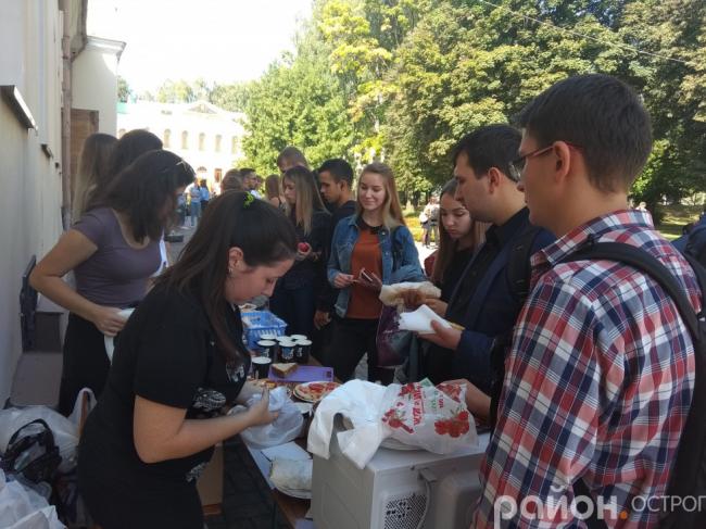 Студенти з Рівненщини влаштували благодійний ярмарок, аби придбати книги для дітей з Луганщини (ФОТО)