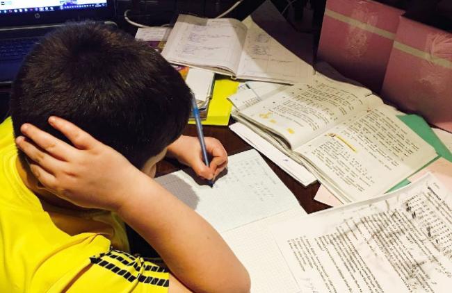 Як рівненським батькам допомогти дітям вчити домашнє завдання: поради від психолога