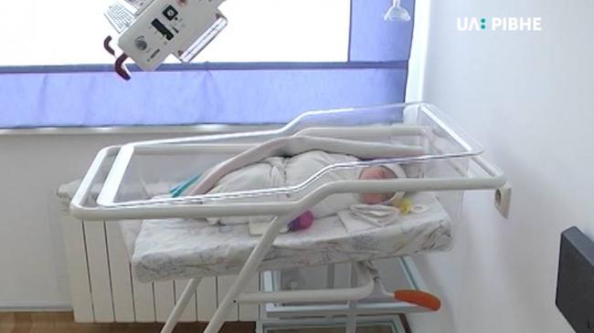 Мама, яка лишила немовля під стінами Рівненського перинатального, таки забрала хлопчика додому