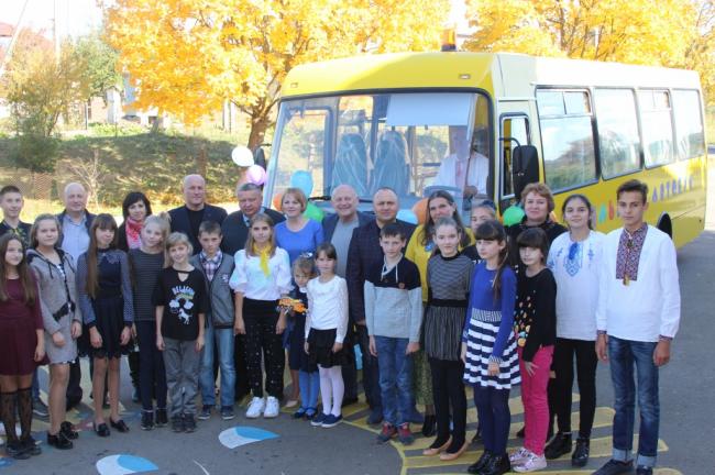 Ліцей на Рівненщині придбав для доїзду свох учнів новенький автобус