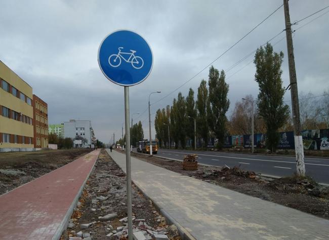 На Макарова у Рівному встановлюють велосипедні доріжки та тротуари