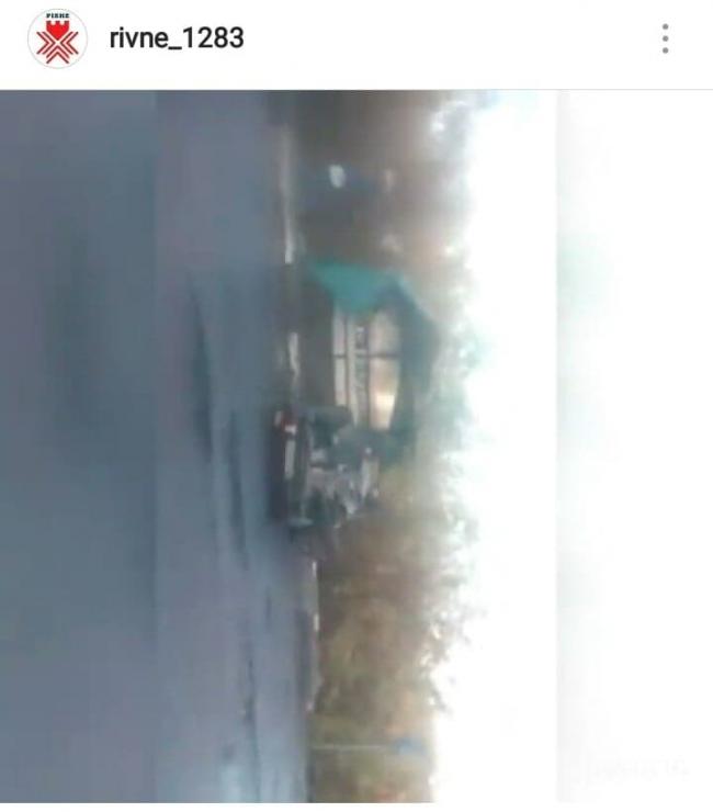 На Рівненщині автівка протаранила зупинку (ВІДЕО)