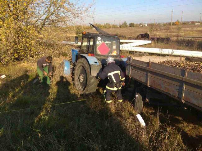 Водій трактора, який перекинувся на Рівненщині, був п`яним і тікав від патрульних (ВІДЕО)