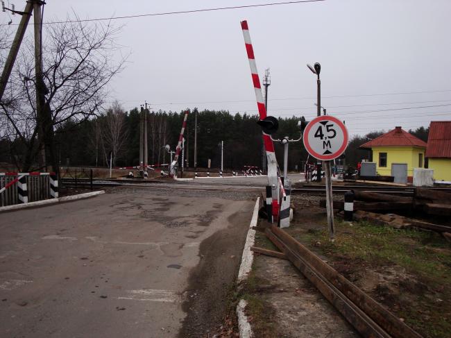 На залізничній станції Рівненської дирекції поїзд протаранив автівку: водій загинув