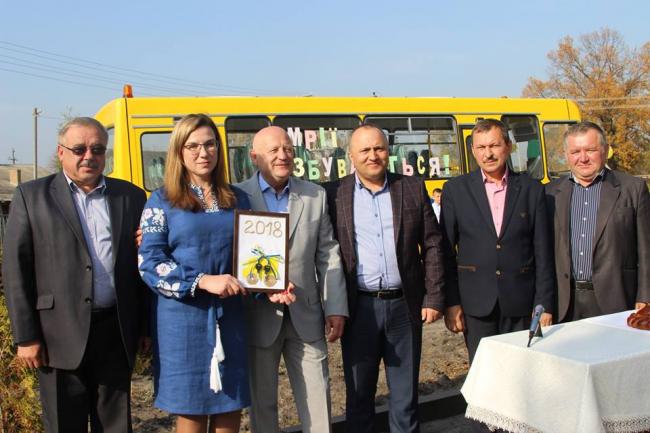 На Рівненщині сільрада отримала новенький шкілький автобус
