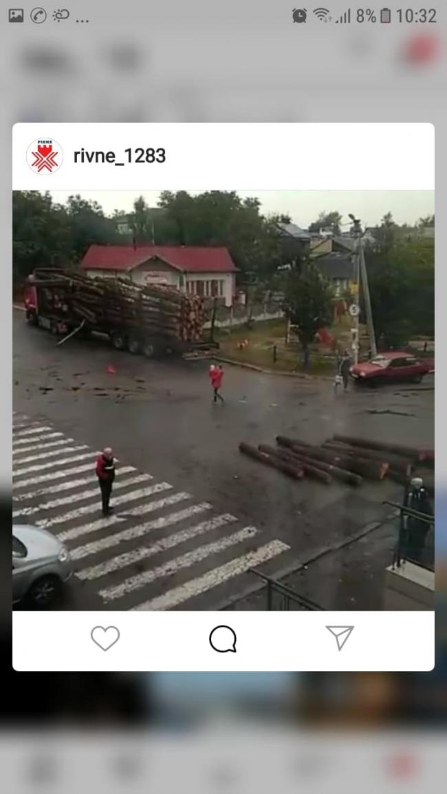 Поблизу Рівного з вантажного автомобіля випала деревина