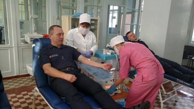 Рівненські рятувальники здали кров для хворих діток