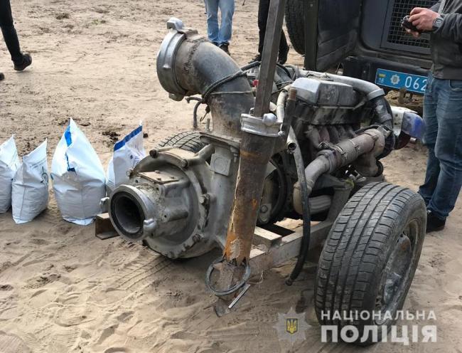 У двох "бурштинщиків" на Рівненщині вилучили помпу та понад 30 кг "сонячного" каміння (ФОТО)