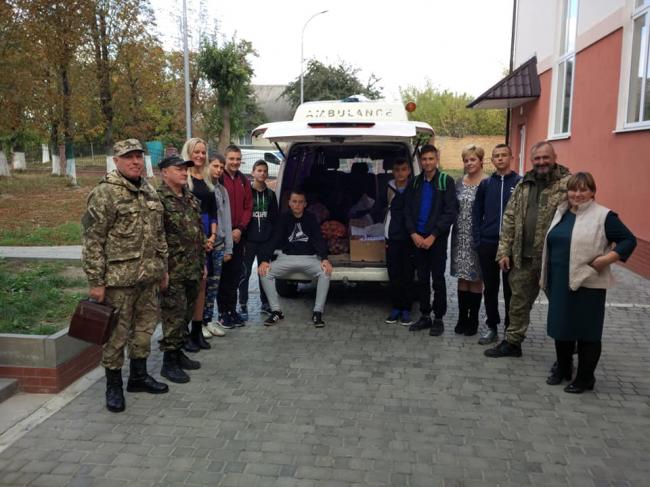 Учні школи на Рівненщині зібрали військовим посилку (ФОТО)