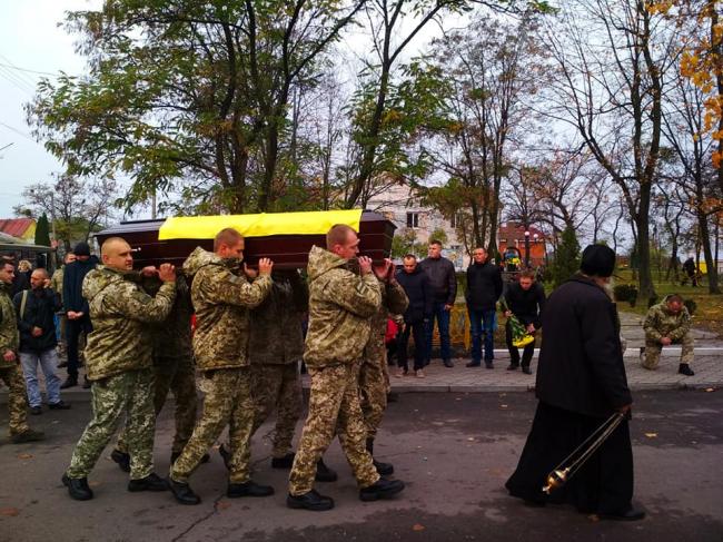 Загиблого на Сході військового - на Рівненщині зустрічали на колінах (+ФОТО)
