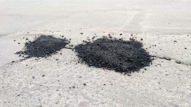 "Лопатою закидали і все": як ремонтують дорогу на Рівненщині