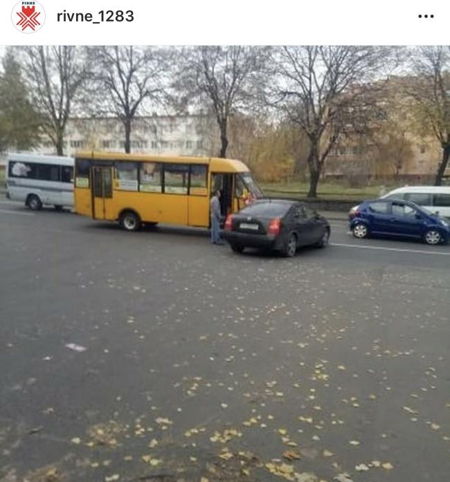 У Рівному на Київській зіткнулися легковик та маршрутка (Фотофакт)