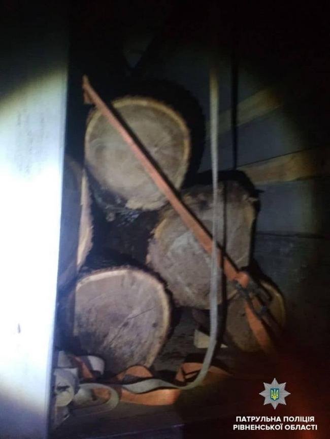 На Рівненщині патрульні виявили деревину без відповідних документів