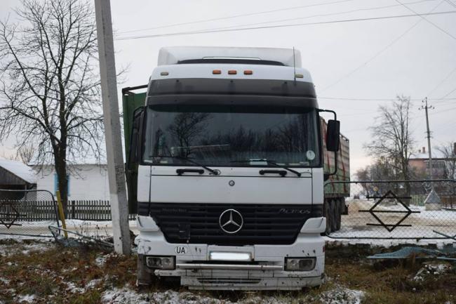 На Рівненщині вантажівка протаранила паркан біля лікарні і ледь не в`їхала у стовп (ФОТО)