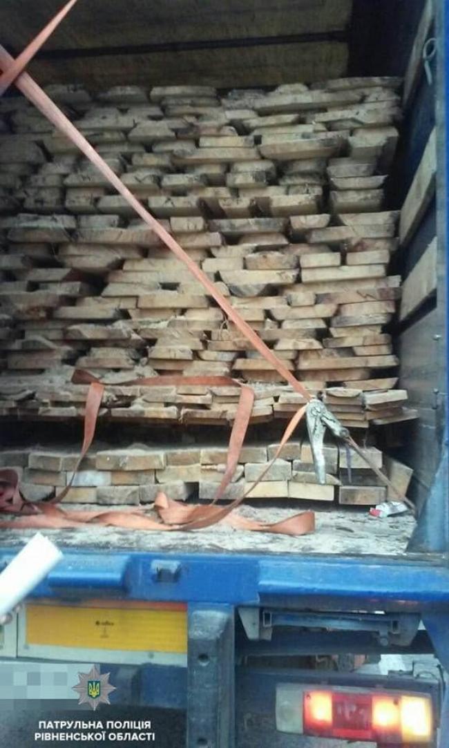 На Рівненщині затримали вантажівку з деревиною без дозвільних документів