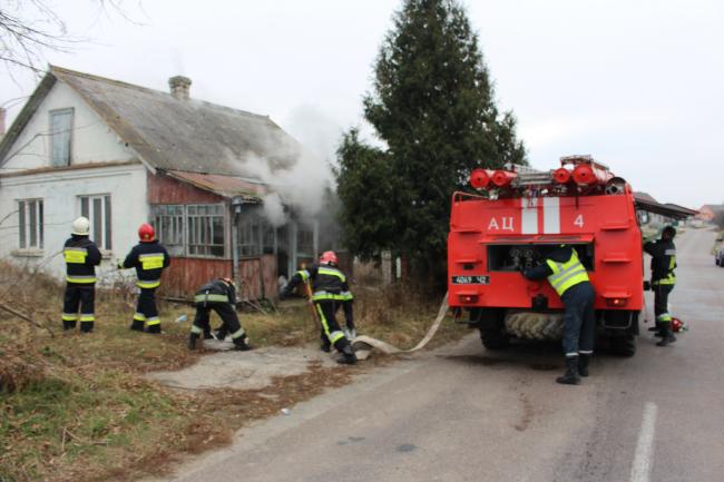 На Рівненщині горів житловий будинок: пожежу гасили понад 5 годин