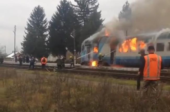 Палаючий потяг на Рівненщині гасило майже два десятки рятувальників