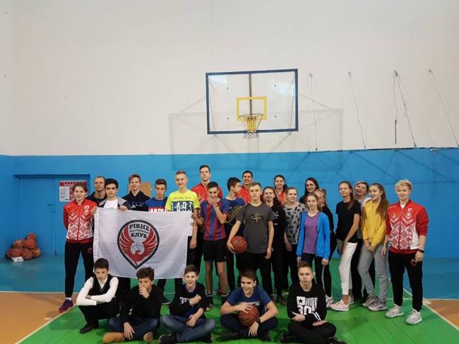 Рівненські баскетболісти провели урок у школі (ФОТО)