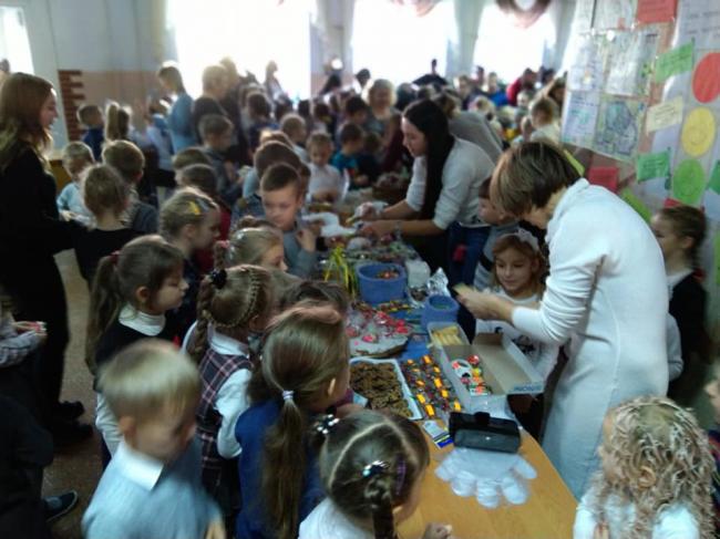 Рівненські школярі організували ярмарку, аби зібрати кошти на благодійність (ФОТО)