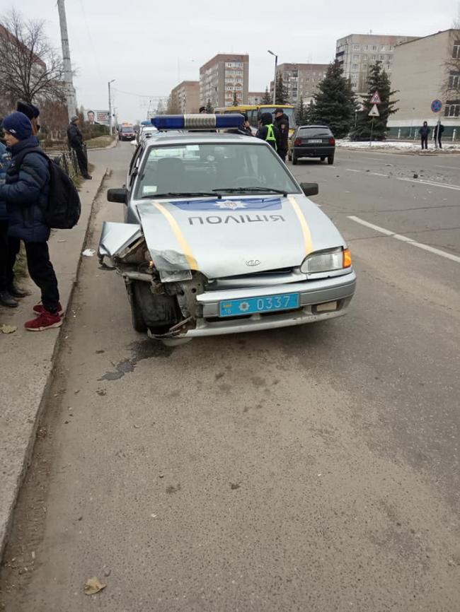 У містечку на Рівненщині - ДТП за участі автівки поліції охорони (ФОТО)