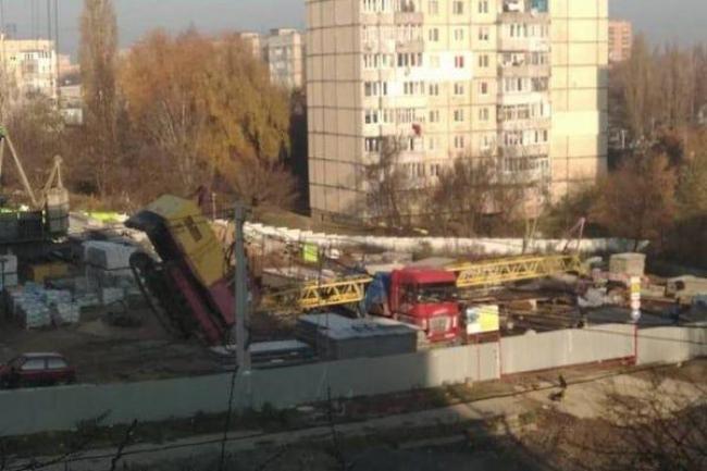 У Рівному перекинувся будівельний кран (ФОТОФАКТ)