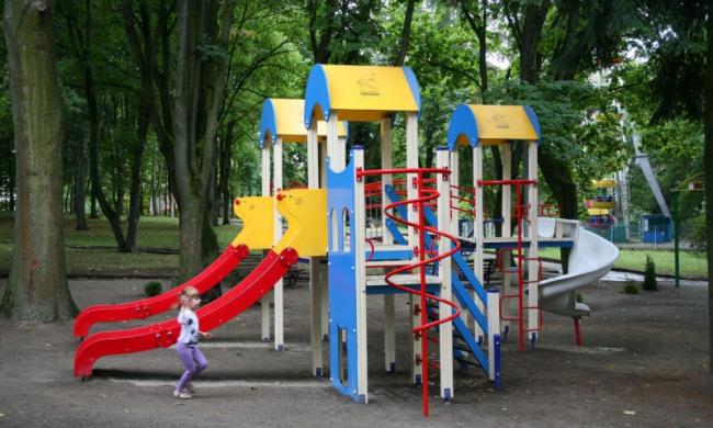 Дитячий майданчик у парку Просвіти на Північному поремонтують, але просять не ламати більше (ВІДЕО)