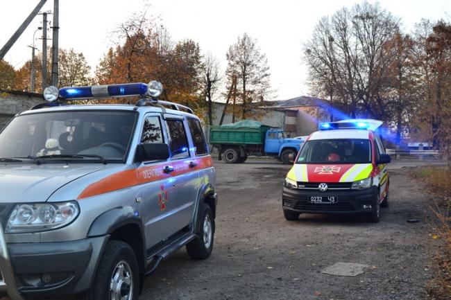Рівненські рятувальники діставали водія з перекинутого КАМАЗа (ФОТО)