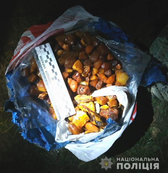В автомобілі мешканця Рівненщини знайшли бурштин та наркотики (ФОТО)