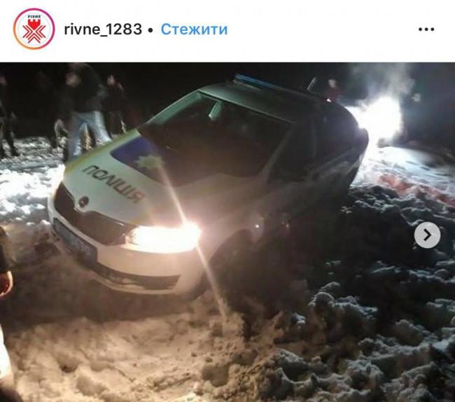 Автівка поліції злетіла в кювет на Рівненщині (Фотофакт)
