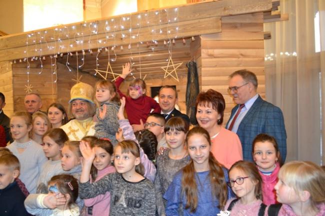 Для дітей учасників АТО на Рівненщині влаштували новорічне свято