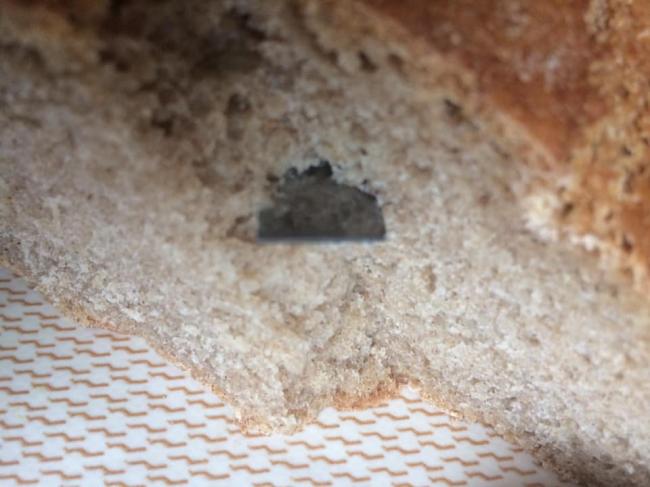 На Рівненщині чоловік знайшов у хлібі лезо (ФОТОФАКТ)