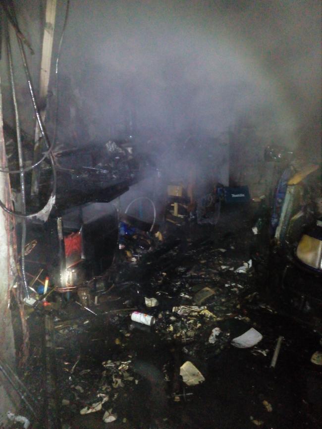 На Рівненщині горів гараж: вогонь пошкодив легковик
