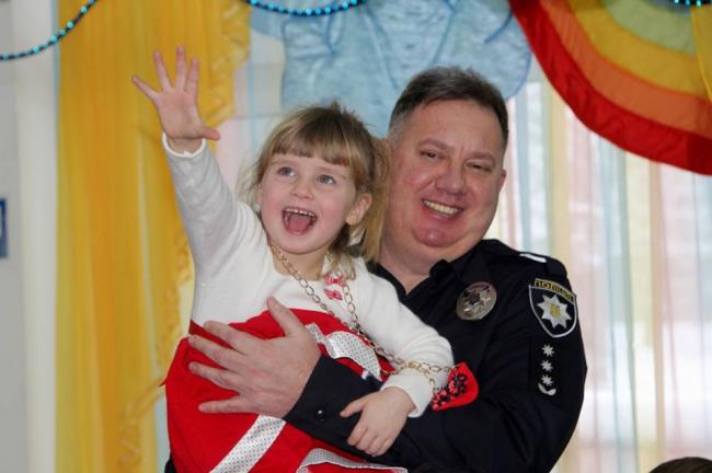 На Рівненщині поліцейські привітали дітей зі святом (ФОТО)