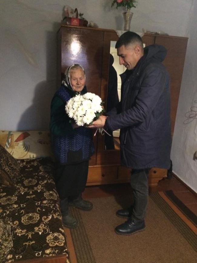 На Рівненщині 95-річну бабусю привітали з ювілеєм