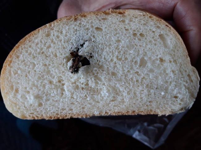 На Рівненщині у хлібі знайшли неприємний сюрприз (фотофакт)