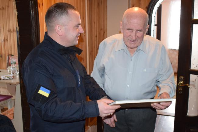 На Рівненщині ветерана пожежної охорони привітали з днем народження