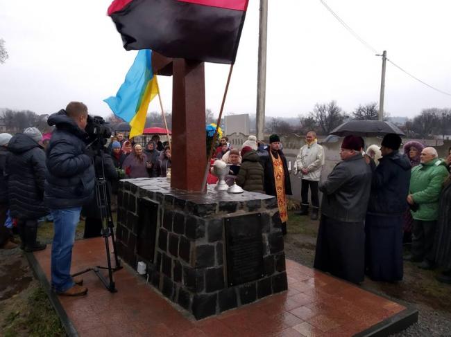 На Рівненщині встановили козацький хрест загиблому в АТО